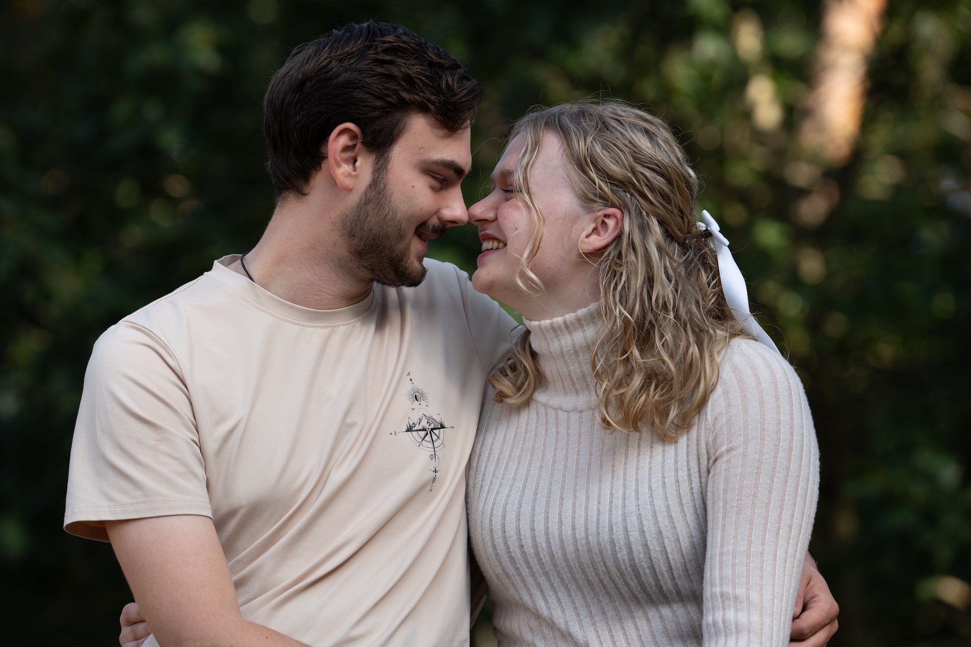 Verliefd stel samen tijdens een koppelhoot, Elkaar met volle emotie aankijken in het bos in de omgeving van bergen op zoom.
