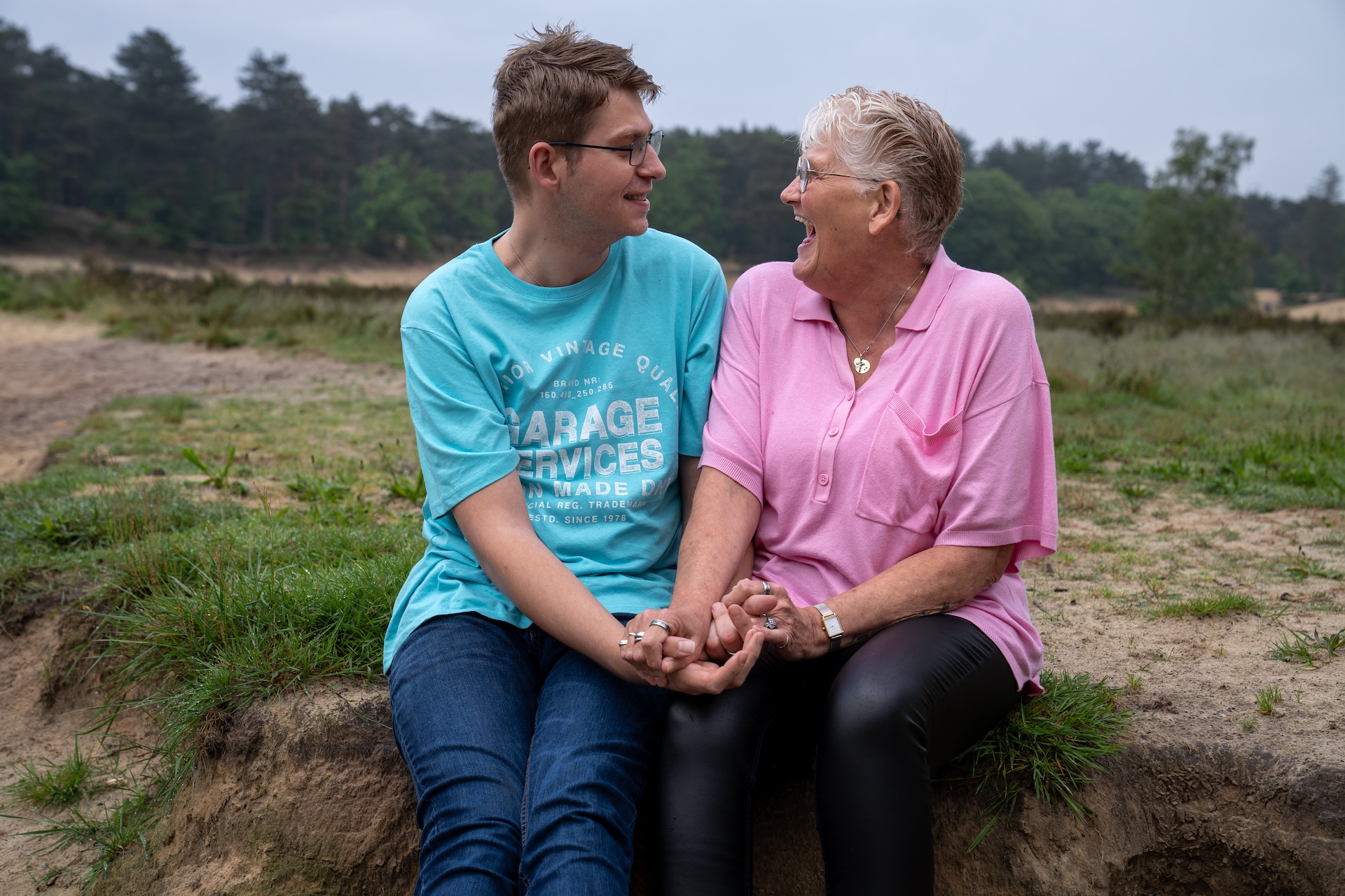 oprecht vrolijk moment vastgelegd tijdens een duoshoot, moeder en haar kind samen op de foto.
