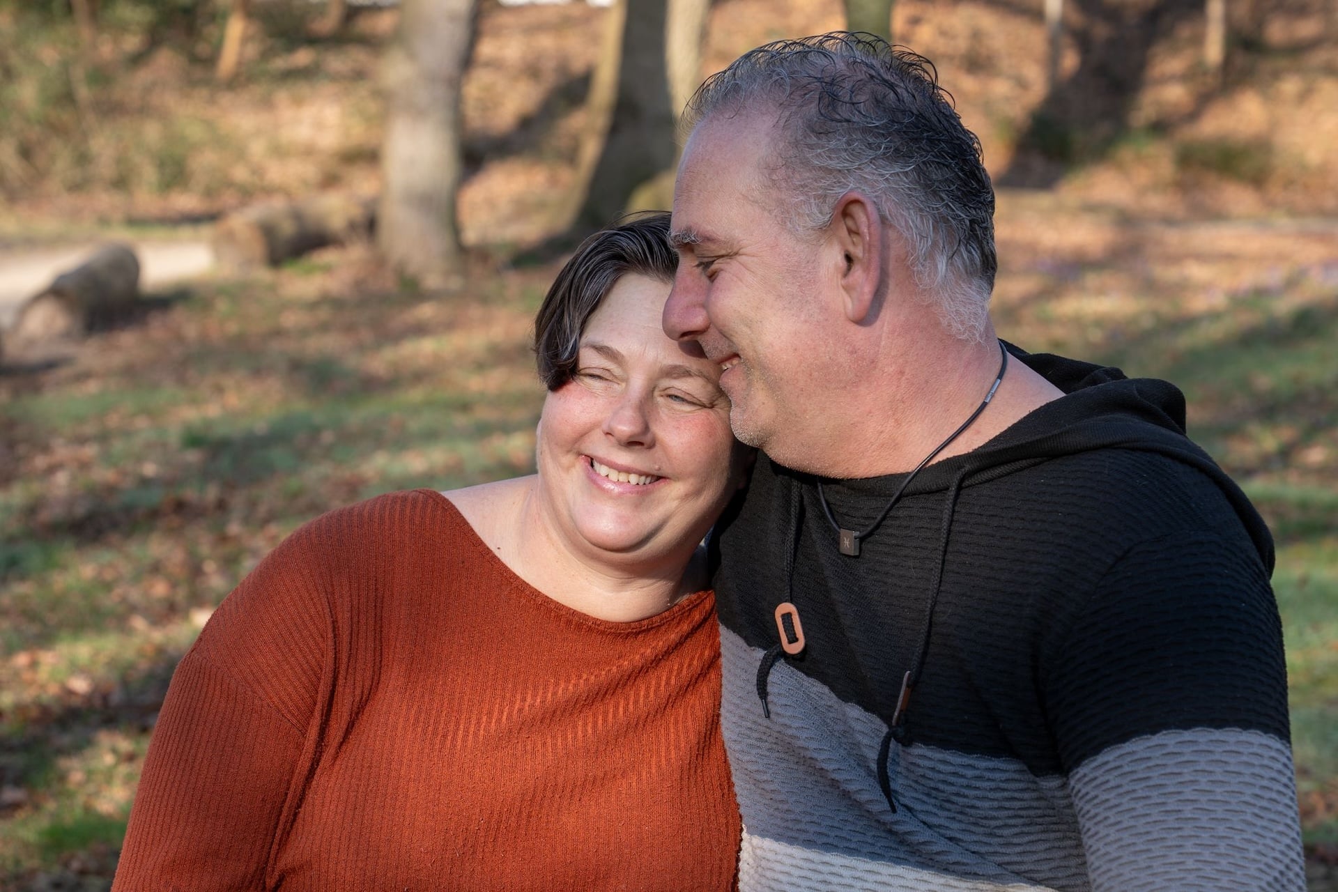Ouders apart op de foto tijdens een gezinsmoment.