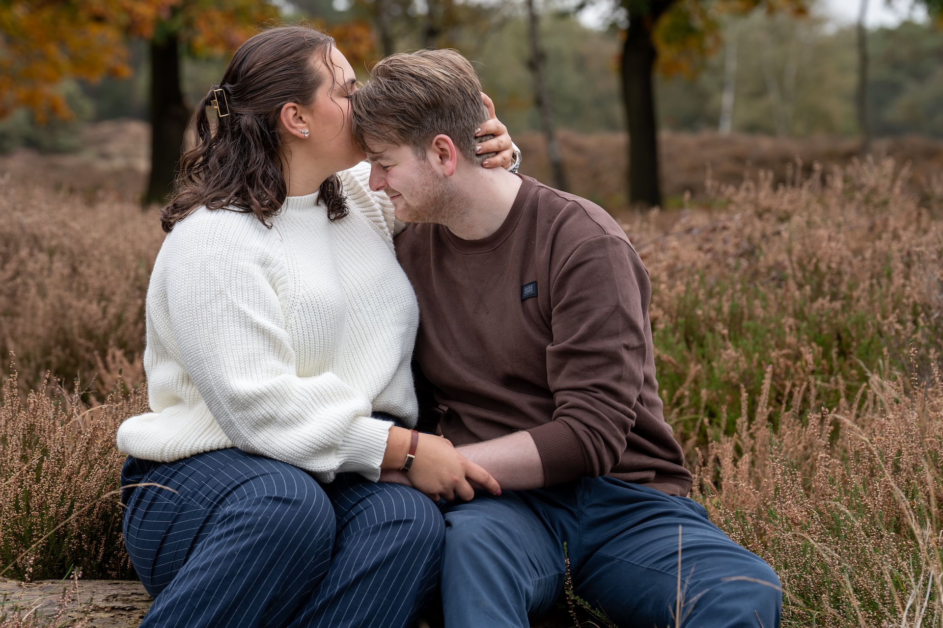 Romatisch duo die interactie met elkaar heeft omdat ik de vrouw een kus op mans hoofd geeft.