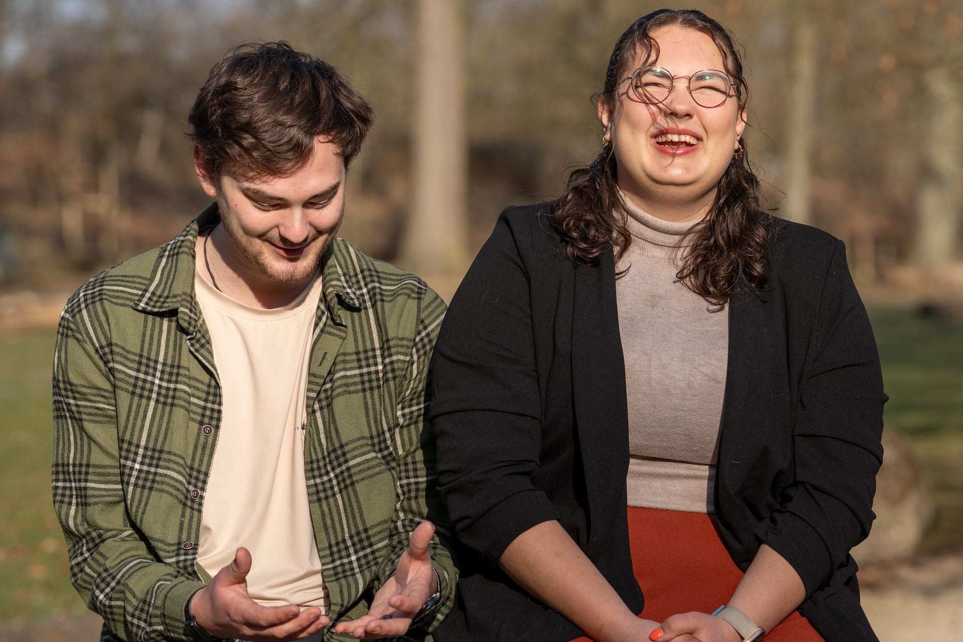 Broer en zus samen lachend in het bos, echte broer zus liefde.