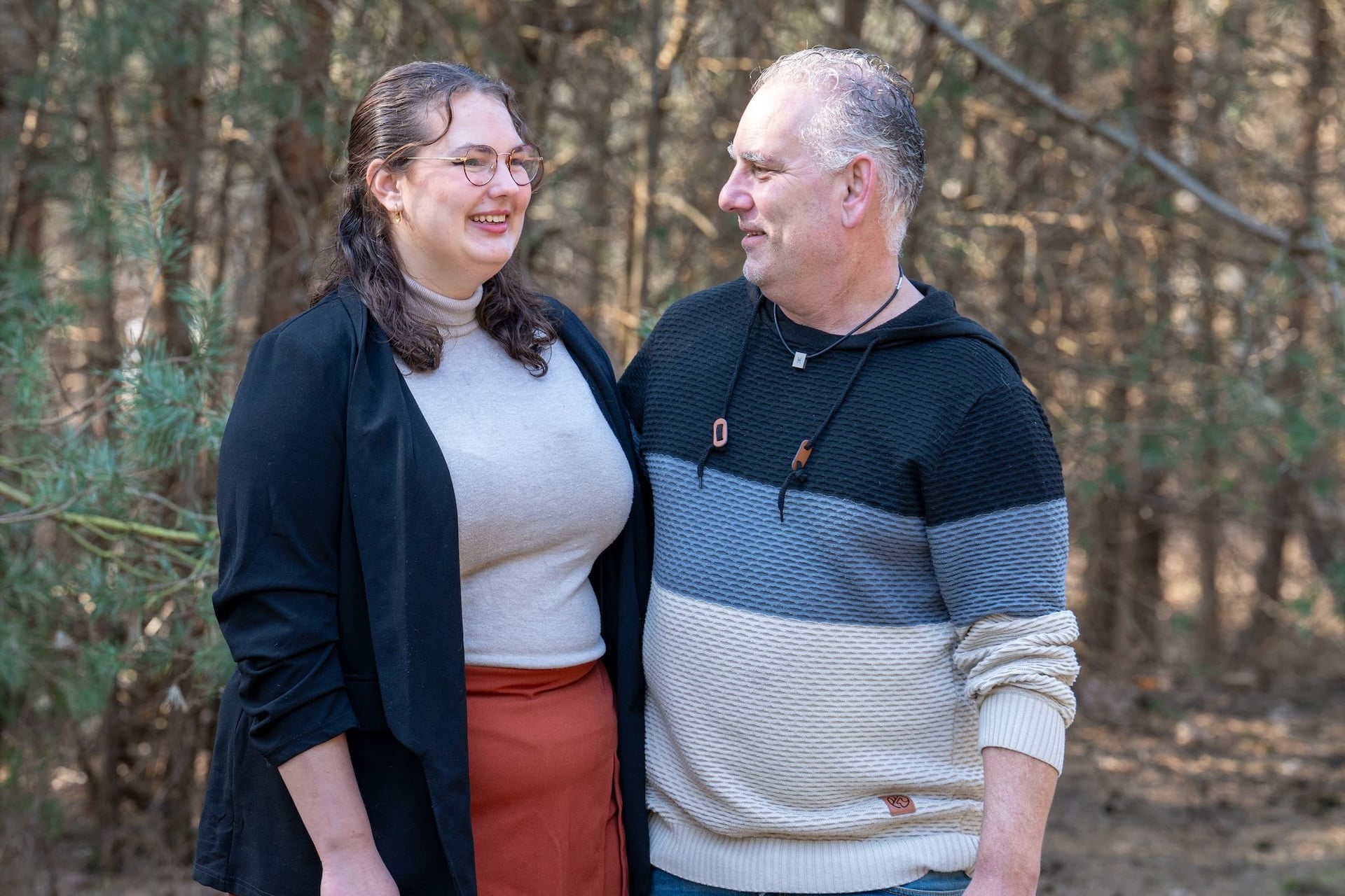 Oprecht moment samen met papa en dochter tijdens een gezinsfotoshoot.