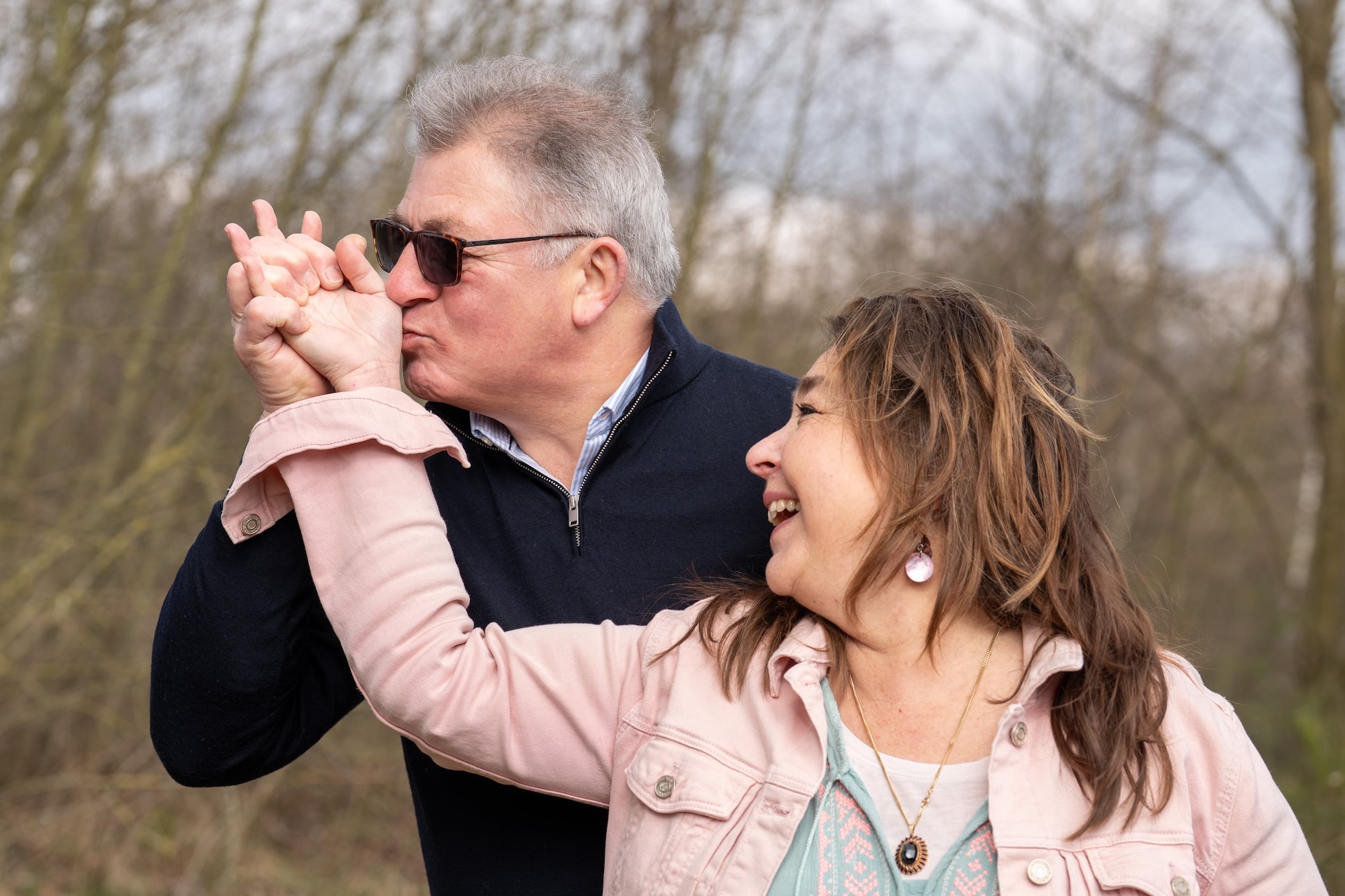 Man kust hand van vrouw tijdens de een opdracht van moment design techniek.