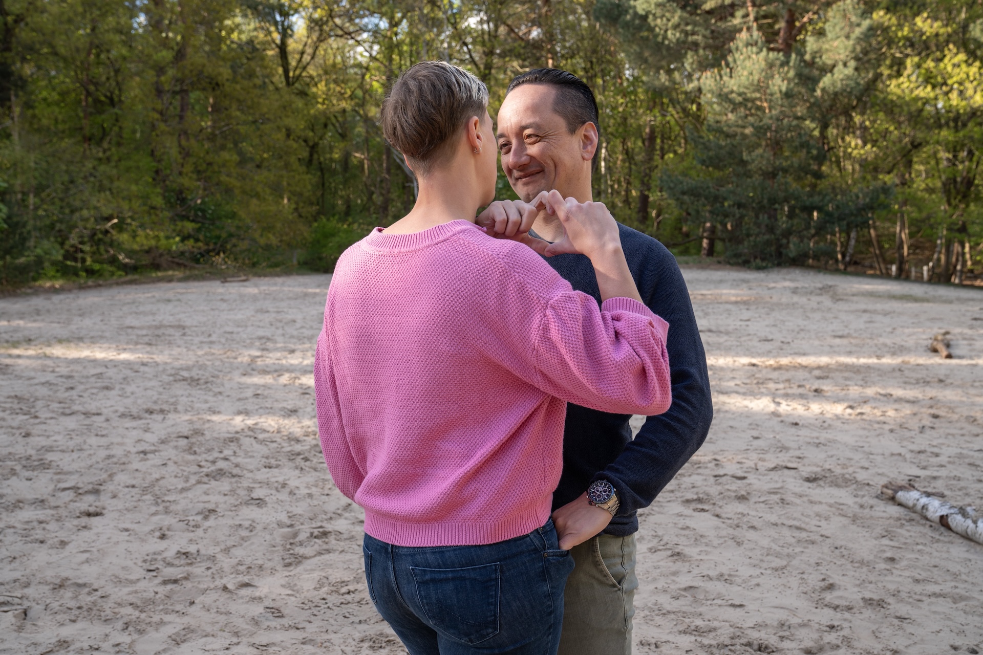 Aandacht en liefde als echtpaar voor elkaar in een natuurlijke omgeving.