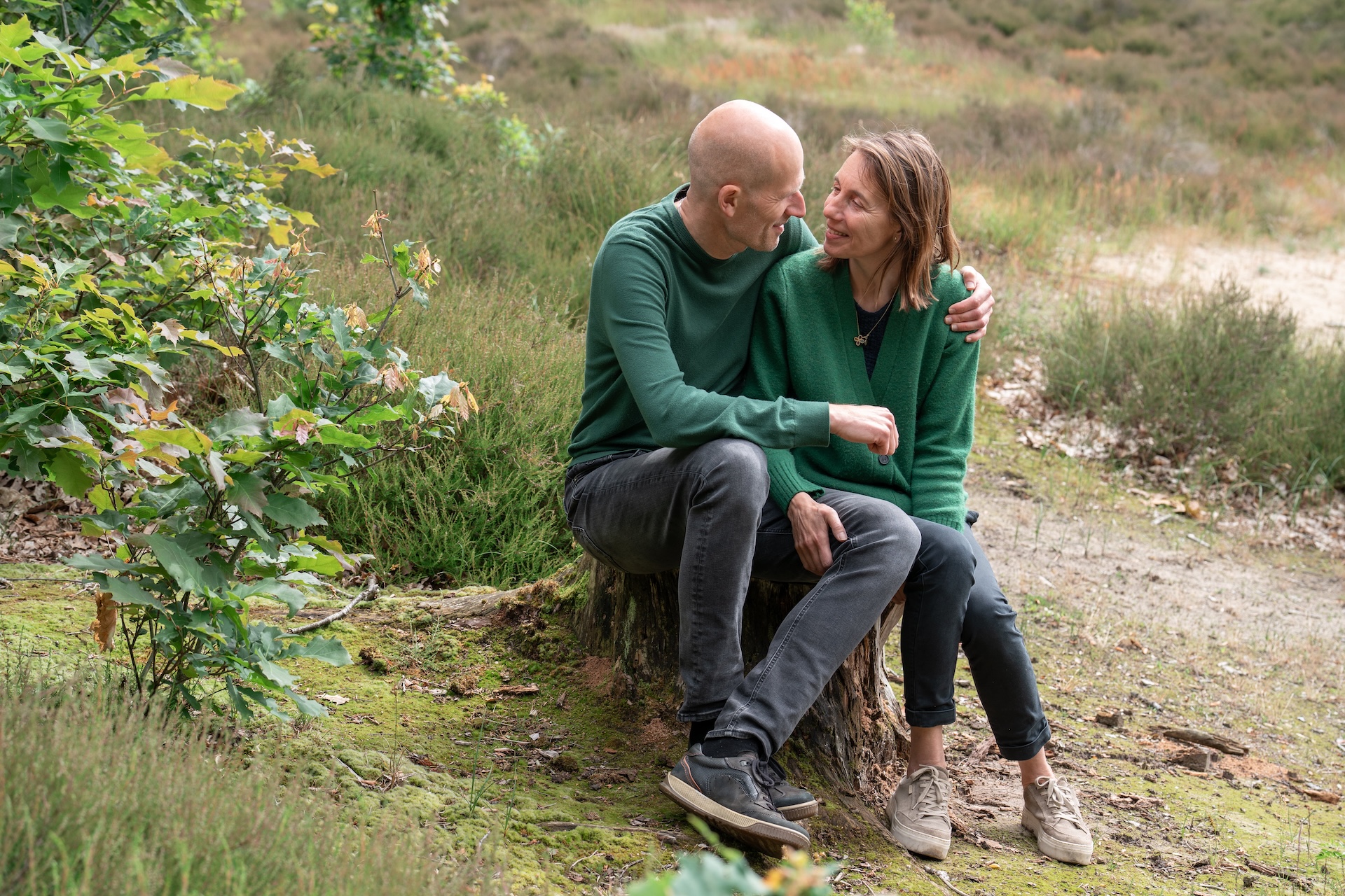 Intiem moment tijdens een loveshoot met emotie en aandacht voor elkaar.