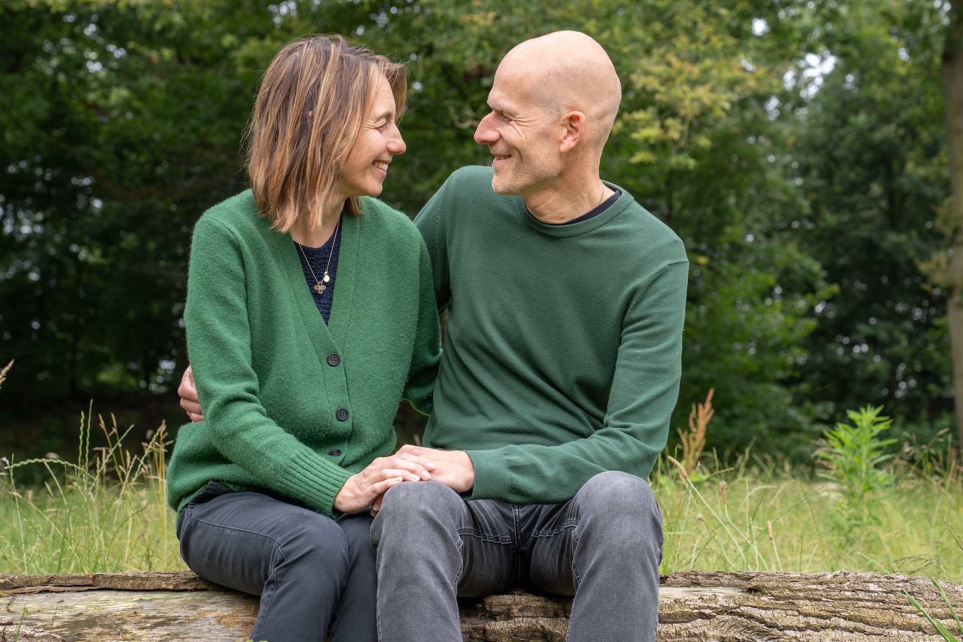 Verliefd stel kijkt elkaar aan tijdens een loveshoot in het bos